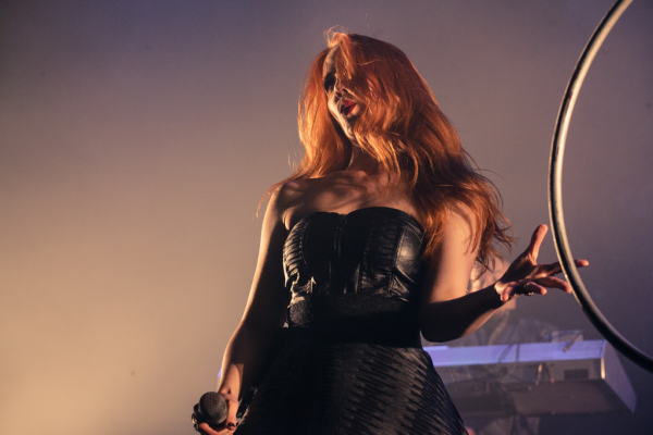 Simone Simons wieder auf der Bühne