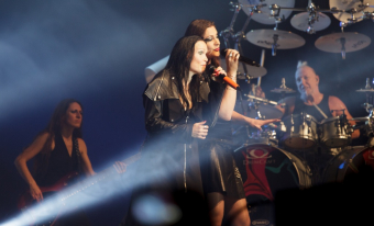 Nur beim MFVF: Tarja Turunen und Floor Jansen auf einer Bühne.