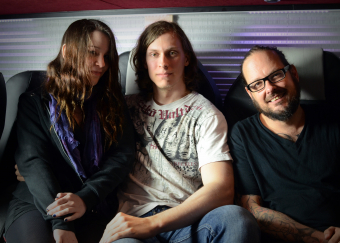 Nadine und Arne mit Jonathan Davis von Korn (r.) nach dem Interview im Tourbus. 2014