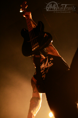 Bassist und Clean-Vocalist Josh Gilbert während der As I Lay Dying-Show in Hamburg am 8. November 2012.