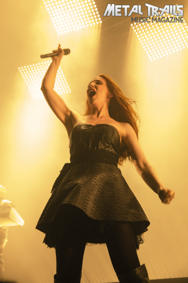 Zu den Konzertbildern des Epica-Gigs vom 30. April 2014 im 013 in Tilburg …