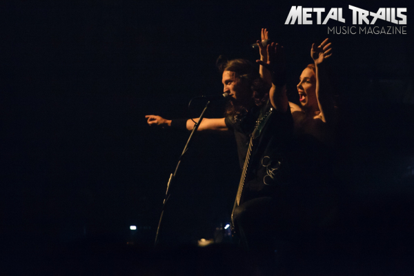 Zu den Konzertbildern des Epica-Gigs vom 30. April 2014 im 013 in Tilburg …