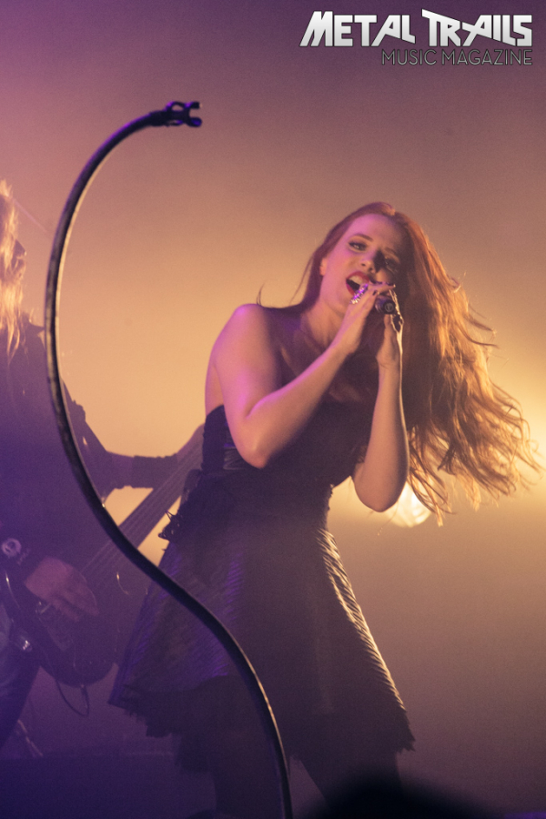 Zu den Konzertbildern des Epica-Gigs vom 30. April 2014 im 013 in Tilburg …