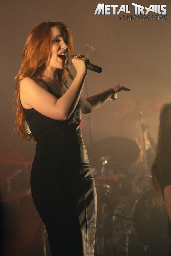 Zu den Konzertbildern des Epica-Gigs vom 30. April 2014 im 013 in Tilburg …