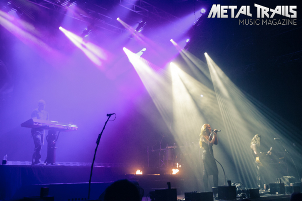 Zu den Konzertbildern des Epica-Gigs vom 30. April 2014 im 013 in Tilburg …