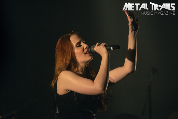 Zu den Konzertbildern des Epica-Gigs vom 30. April 2014 im 013 in Tilburg …