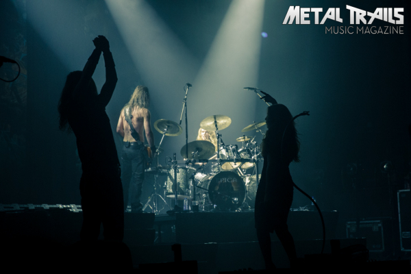 Zu den Konzertbildern des Epica-Gigs vom 30. April 2014 im 013 in Tilburg …