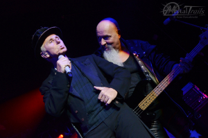 Klaus Eberhartinger und Leo Bei während der EAV-Show in Hamburg am 3. November 2012.