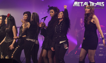 Clémentine Delauney (3.v.l.) als Teil der auf dem Metal Female Voices Fest 2013 auftretenden Supergroup Eve’s Apples.