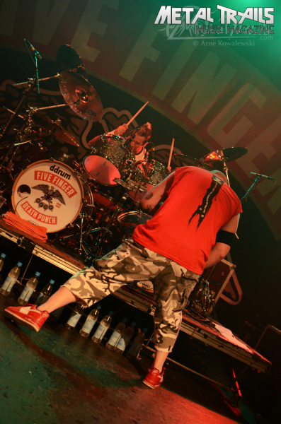 Bild 27 | Five Finger Death Punch am 4. Juni 2013 in Hamburg. Fotografie: Arne Luaith
