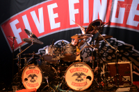 Bild 37 | Five Finger Death Punch am 4. Juni 2013 in Hamburg. Fotografie: Arne Luaith