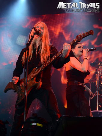 Auch die übrigen Bandmitglieder treten im Film auf! Hier: Marco Hietala und Anette Olzon im Mai 2012 in Hamburg.