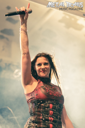 Floor Jansen live on Stage in der Essigfabrik in Köln, wo für sie und ihre Band ReVamp die aktuelle Tour began.