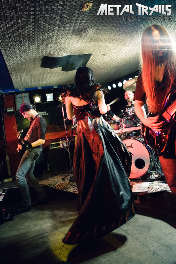 Zu den Konzertbildern des Xandria-Gigs vom 24. Mai 2014 im Schwimmbad-Club in Heidelberg …