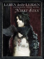 Album-Cover von Nikki Sixxs „Leben heißt Leiden“ (2013).